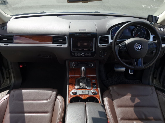 VW TOUREG HYBRID SILVER
