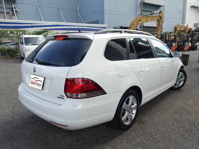 VW. GOLF VARIANT WHITE