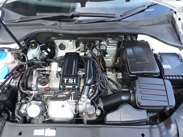 VW. GOLF VARIANT WHITE