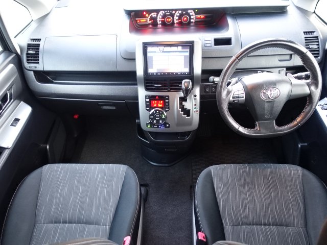 TOYOTA VOXY (BLACK)