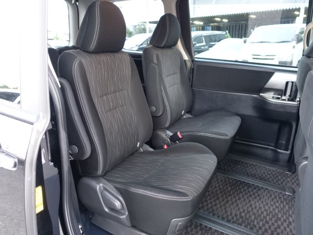 TOYOTA VOXY (BLACK)